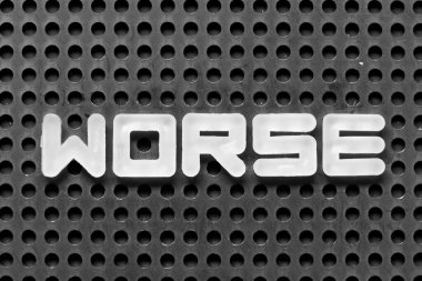 Beyaz alfabe harfi siyah tahta arka planda daha kötü.