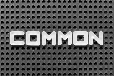 Siyah tahta arka planında yaygın olarak kullanılan beyaz alfabe harfi