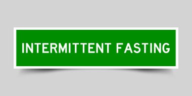 Gri arkaplanda aralıklarla oruç tutan yeşil renkli kare etiketli