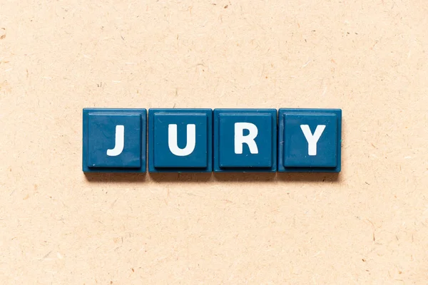 木の背景に英語の単語陪審員のタイルの手紙 — ストック写真