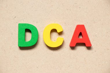 Tahta arkaplanda DCA ile renk alfabesi harfi (dolar maliyet ortalamasının kısaltılması)