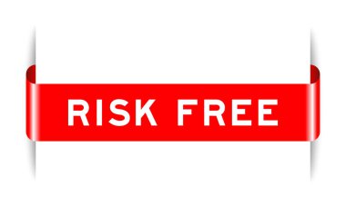 Beyaz arkaplanda kelime riski olmayan kırmızı renk etiketli pankart