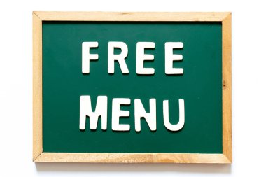 Beyaz arkaplanda kelime ücretsiz menüsü olan yeşil karatahta ve ahşap çerçeve