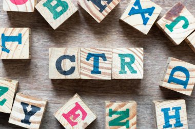 Kelime CTR ile alfabe harf bloğu (tıklamanın kısaltması) ve tahta arkaplan üzerine başka bir harf