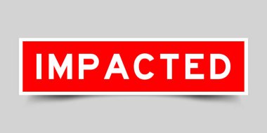 Gri arkaplanda kırmızı renkte yazılmış sözcüğe sahip etiket