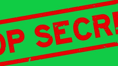 Grunge kırmızı çok gizli kelime kare mühür yeşil arka planda yakınlaştır