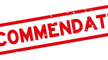 Grunge kırmızı öneri sözcük kare kauçuk mühür beyaz arkaplanda yakınlaştır