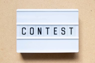 Tahta arka planda kelime yarışması olan ışık kutusu