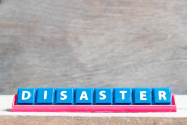 Döşeme alfabesi harfi ile ahşap zemin üzerinde kırmızı renk rafı ile kelime felaketi