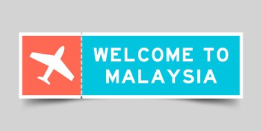 Uçak simgesi içeren turuncu ve mavi renkli bilet ve gri arka planda Malezya 'ya hoş geldiniz.