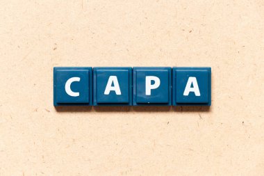 Ahşap zemin üzerinde İngilizce CAPA (düzeltici eylem ve önleyici eylem kısaltması) sözcükleriyle döşeme harfi