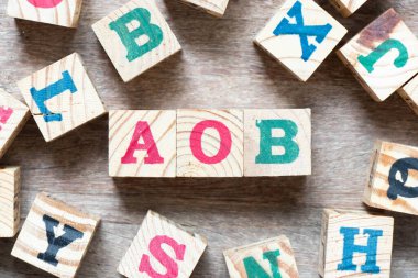 Kelime AOB ile alfabe harf bloğu (sosyal yardım veya başka bir iş atamasının kısaltması) ve ahşap arkaplan üzerine başka bir harf