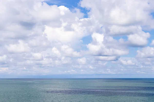Güzel Sakin Turkuaz Renkli Deniz Beyaz Renkli Bulutlu Mavi Gökyüzü — Stok fotoğraf