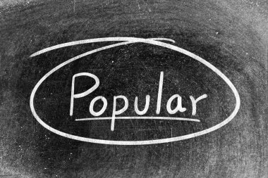 Beyaz tebeşirle yazılmış el yazısı popüler ve karatahta arka planında daire şeklinde