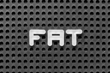 Siyah tahta arka planda beyaz alfabe harfleri FAT (fabrika kabul testinin kısaltması, dosya tahsis tablosu)