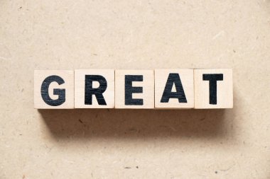 Kelimesi kelimesine alfabe harfi bloğu ahşap zemin üzerinde harika