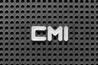 Kelime CMI ile beyaz alfabe harfi (Maliyet yönetim indeksinin kısaltılmışı, müşterek envanter, Müşteri Yönetimi Envanteri veya durum karışık indeksi) siyah tahta arka plan üzerinde