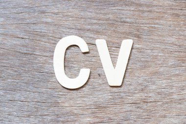 Tahta arkaplan üzerindeki CV (müfredat vitae 'nin kısaltması) kelimesindeki alfabe harfi