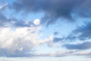 Beyaz kabarık bulutlu mavi gökyüzü