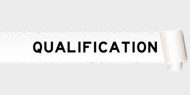 Parçalanmış parçanın altında kelime niteliği olan yırtılmış gri kağıt arkaplanı