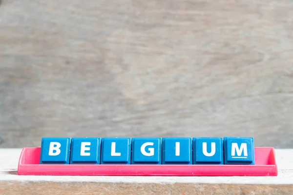 Litera Alfabetu Płytek Słowem Belgium Kolorze Czerwonym Stojak Tle Drewna — Zdjęcie stockowe