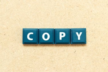 Ahşap arkaplanda kelime kopyası ile alfabe harfini döşe