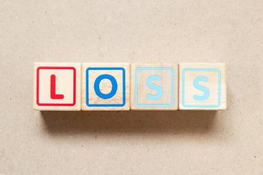 Ahşap arkaplanda kelime kaybı içeren renk harfi bloğu