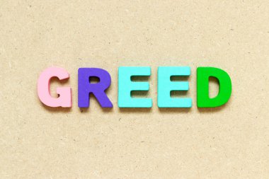 Ahşap zemin üzerinde kelime açgözlülüğü olan renk alfabesi harfi