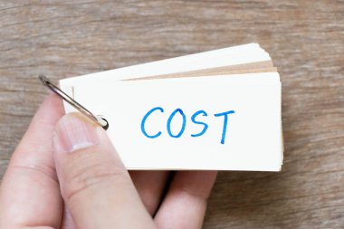 Tahta arka planda el yazısı ve kelime maliyeti olan el bilgisayarı flaş kartı