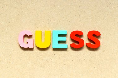 Tahta zemin üzerinde kelime tahmini içeren renk alfabesi harfi