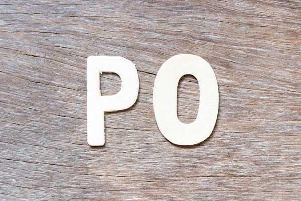 木材背景的Po字字母字母 定购单缩略 — 图库照片