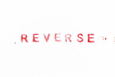 Kırmızı renkli kauçuk mühür beyaz kağıt arka planda tersten yazılmış