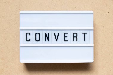 Tahta zemin üzerinde kelime dönüştürme ile aydınlatma kutusu