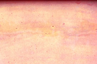 Grunge çatlamış kırmızı ya da pembe renkli beton duvar. Çatı katı biçimi olarak biçimlendirilmiş.