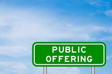 Mavi gökyüzünde beyaz bulutlu sunulan sözlerle yeşil renk taşıma işareti