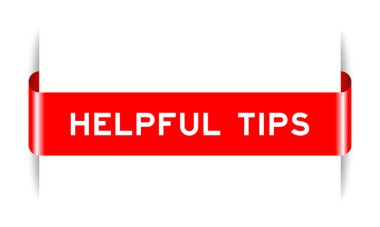 Beyaz arkaplan üzerine yararlı ipuçları içeren kırmızı renk etiketli pankart