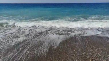 bir çakıl plaj dalgalar deniz