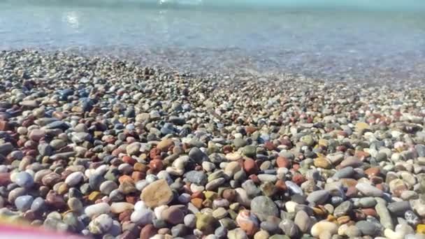 Meereswellen Auf Einem Kieselstrand — Stockvideo