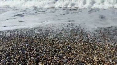 bir çakıl plaj dalgalar deniz