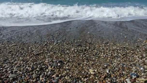 Κύματα Της Θάλασσας Μια Παραλία Βότσαλα — Αρχείο Βίντεο