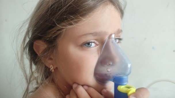 Bambina Che Inalazione Terapeutica Con Nebulizzatore — Video Stock