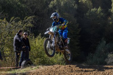 LVIV, UKRAINE - Ekim 2021: Sporcular yarış pistinde motokros yarışında yarışıyorlar