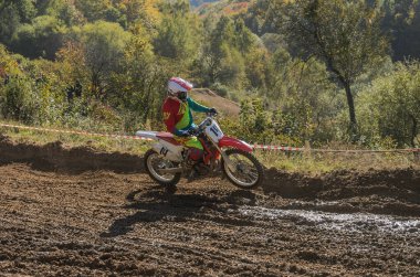 LVIV, UKRAINE - Ekim 2021: Sporcular yarış pistinde motokros yarışında yarışıyorlar