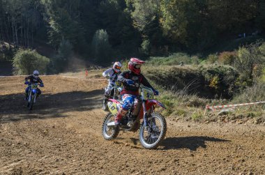 LVIV, UKRAINE - Ekim 2021: Sporcular yarış pistinde motokros yarışında yarışıyorlar