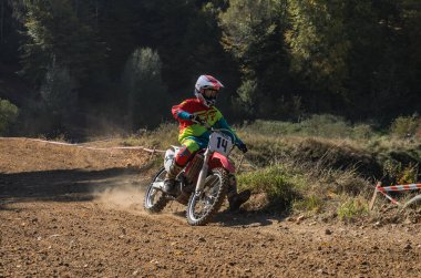 LVIV, UKRAINE - Ekim 2021: Sporcular yarış pistinde motokros yarışında yarışıyorlar