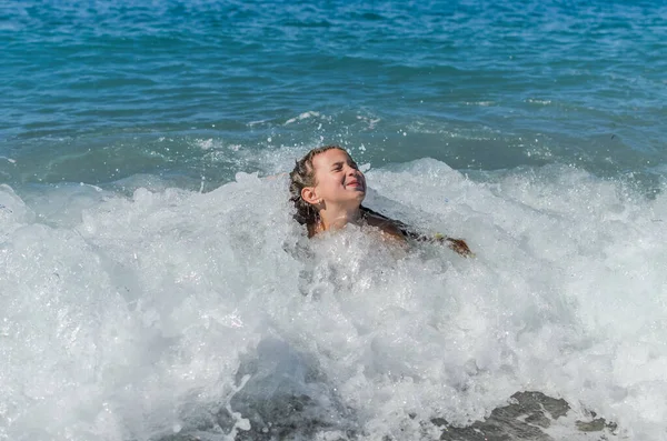 Klein Gelukkig Schattig Meisje Kind Zwemt Zee Speelt Golven Tijdens — Stockfoto