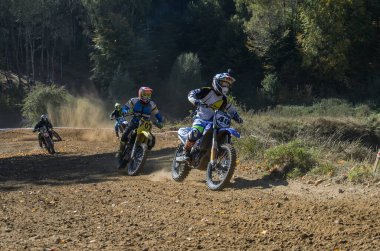 LVIV, UKRAINE - Ekim 2021: Sporcular yarış pistinde motokros yarışında yarışıyorlar