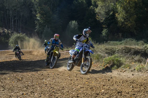 LVIV, UKRAINE - Ekim 2021: Sporcular yarış pistinde motokros yarışında yarışıyorlar