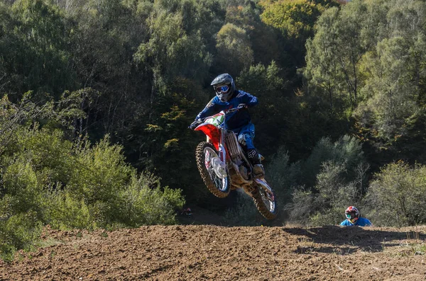 LVIV, UKRAINE - Ekim 2021: Sporcular yarış pistinde motokros yarışında yarışıyorlar