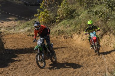 LVIV, UKRAINE - Ekim 2021: Sporcular yarış pistinde motokros yarışında yarışıyorlar